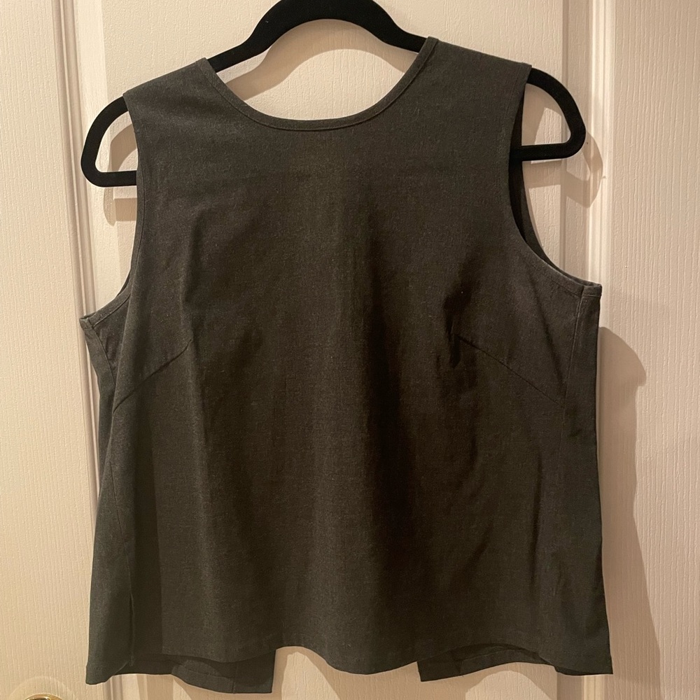 GAP Sleeveless blouse. Buttons down the back